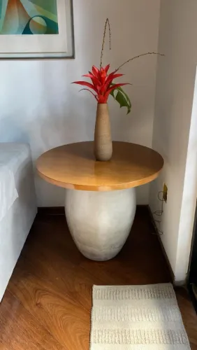 Mesinha de canto redonda