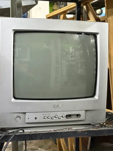 Tv analógica LG 14 funcionando , defeito no botão de ligar , sempre está ligada