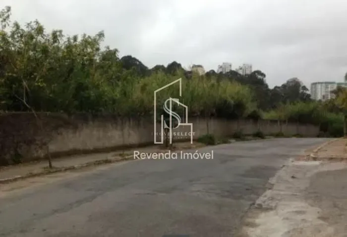 Terreno com 2257 m² sendo 44m de frente, 49m de fundo, com zoneamento Zeis no Morumbi - Sã