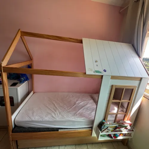 Cama montessoriana com auxiliar 