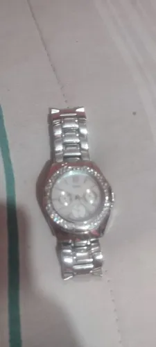Relógio guess cravejado com cristais original. Poucos riscos um pouco sujo não usado muito