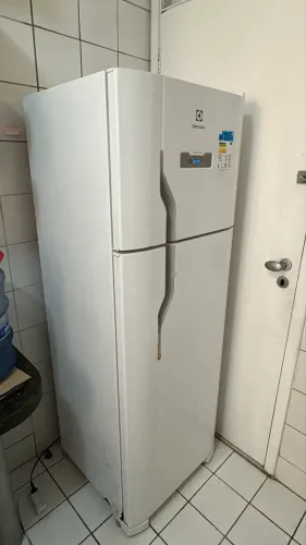 Geladeira Electrolux (310L)