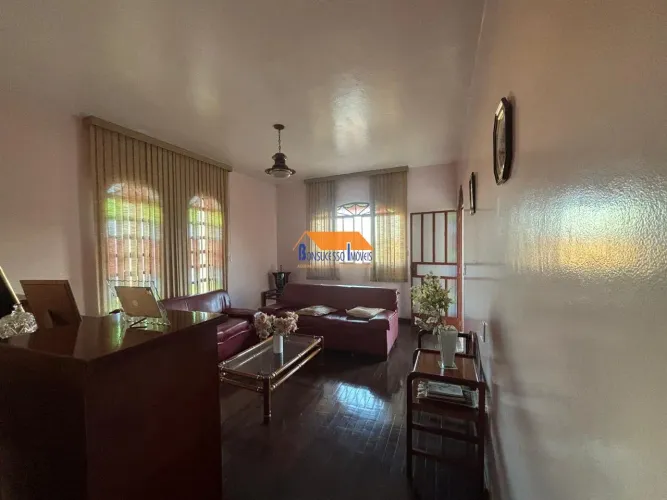 Casa de 3 quartos e um apartamento de 1 quarto, bairro Ipê, Belo Horizonte/MG