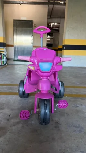 Brinquedo Triciclo Infantil com Capô para proteção do Sol e Guia para conduzir Seminovo