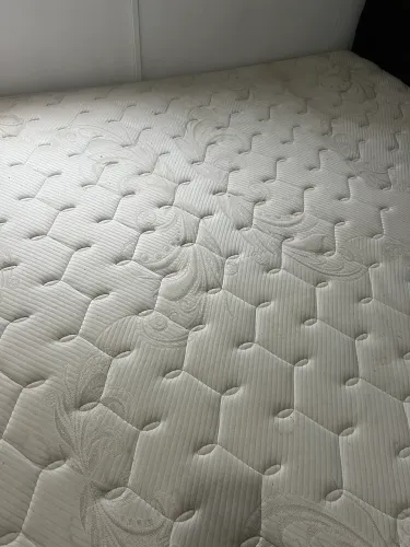 Doa-se cama Queen em bom estado 
