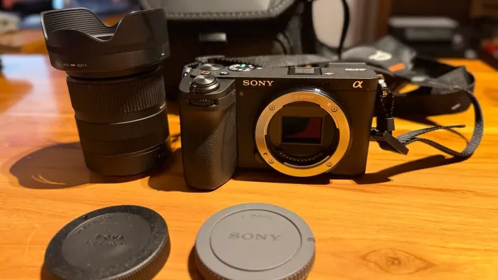 Sony A6700 + Sigma 18-50mm f/2.8 + bolsa