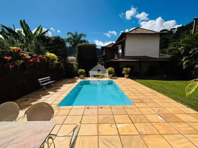 Casa para venda com 4 quartos, 676m² - Nogueira - Petrópolis/RJ