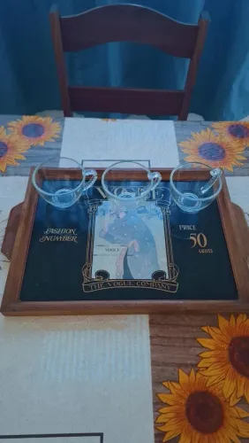 Bandeja vintage de madeira vogue com 3 xícaras de vidro na alça decorada