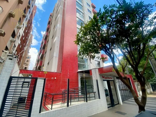 Kitnet com vaga de garagem a poucos passos da UEM por R$ 200 mil.