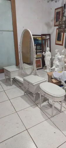 Restauração e venda de móveis rusticos e antigos. 