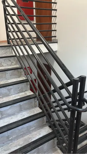 Vende-se guarda corpo com corrimão e corrimão de escadas em ferro pintado de preto