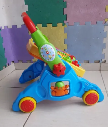 Andador e mesa de atividades Maral, musical e educativa 4 em 1  (em excelente estado)