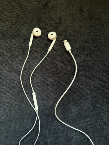 Apple EarPods com conector Lightning