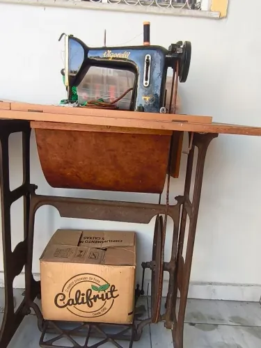 Máquina de costura com pedal