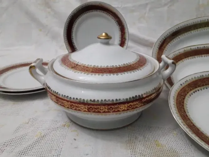 Aparelho de Jantar em Porcelana com Filetes em Ouro - Clássico