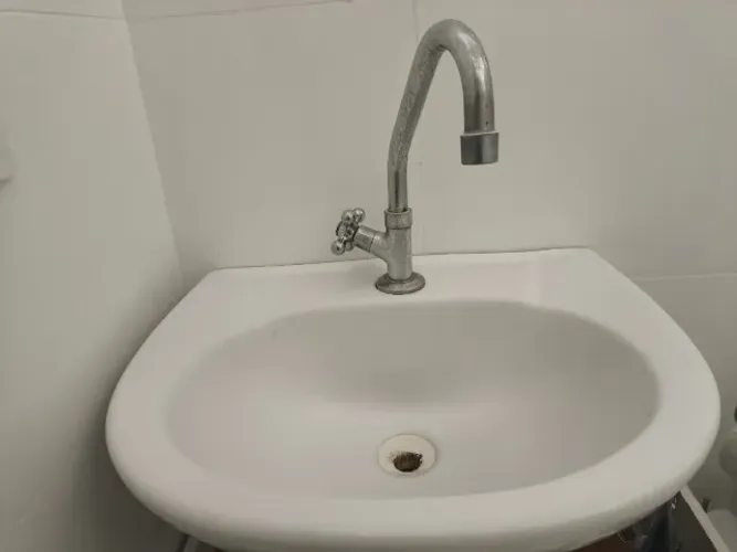 Pia para banheiro de louça com torneira