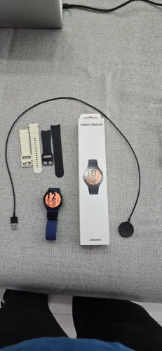 Galaxy Watch 4 44mm Bluetooth + 2 Pulseiras Extras (Sem riscos na tela)<br>