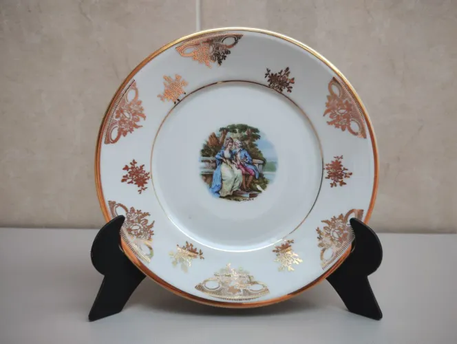 Prato para decoração em porcelana e detalhes dourado
