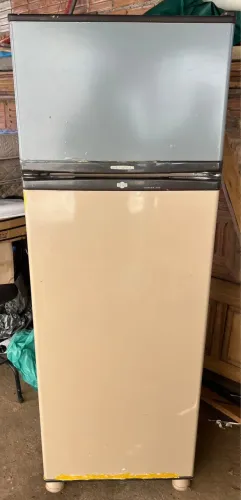 Vendo geladeira frost free + 3 colchões