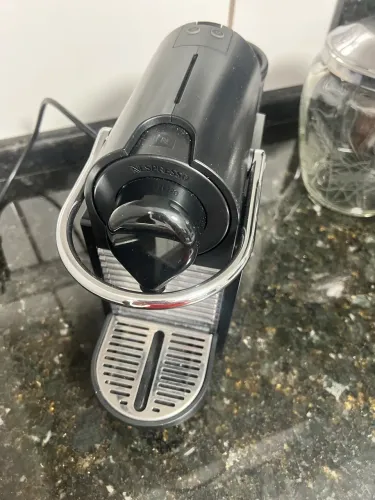 Máquina de Café Nespresso Inissia Preta - perfeito Estado