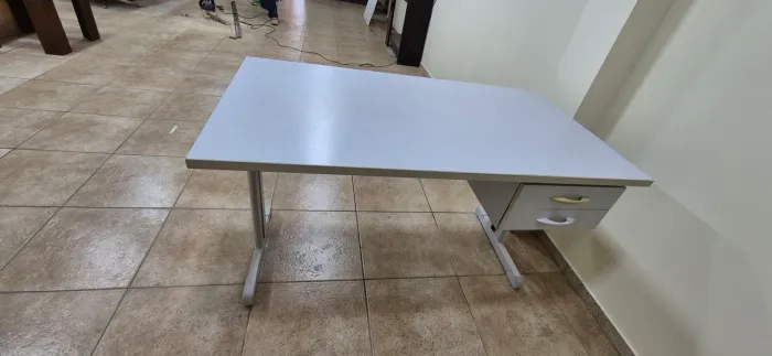 Mesa de escritório com gaveta