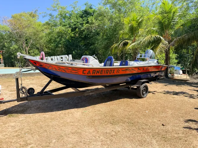 Lancha de pesca linda