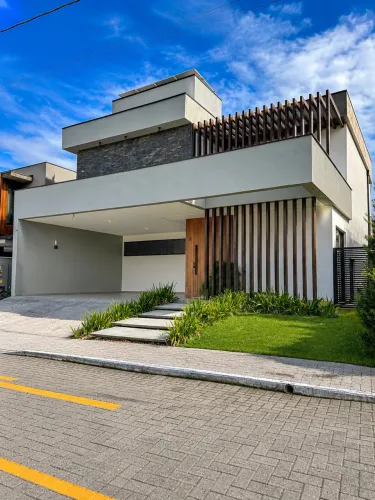 Casa de Alto Padrão em Condomínio Fechado no Campeche