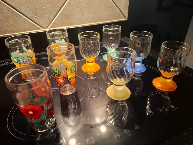 LOTE DE COPOS FRUTAS PÉ COLORIDO ANOS 60/70 EM PERFEITO ESTADO EM VIDRO VINTAGENS