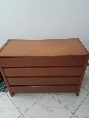 Cômoda de madeira maciça 4 gavetas