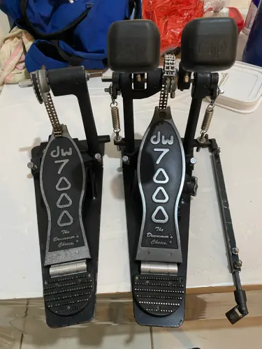 Vendo pedal duplo DW7000 em ótimo estado, semi-novo.