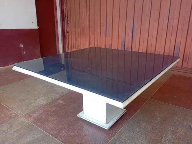 Mesa Grande com tampo de vidro quadrada