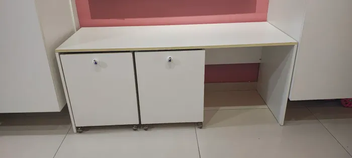 Mesa toda em MDF infantil com 2 baús com rodinha de silicone 