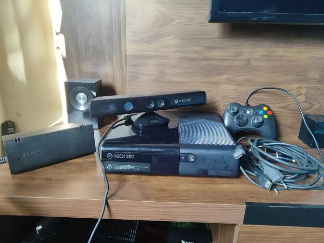 Xbox 360 Super Slim 500gb DESBLOQUEADO + 100 jogos