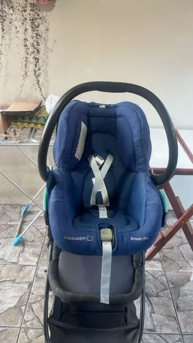 Carrinho de bebê e bebê conforto 