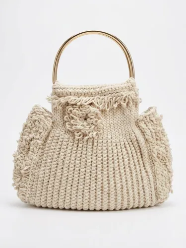 Bolsa de Crochê Artesanal Off-White com Alça Dourada e Aplique Floral