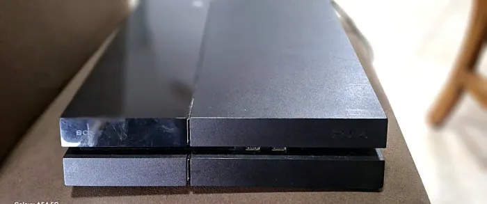 PlayStation 4 Fat 500GB com cabos e base carregadora