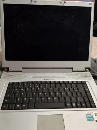 Notebook Itautec Pentium com defeito, para retirar peças.