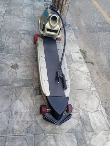 Skate movido a gasolina em boas condições de uso e muito bom pra dar um role . *