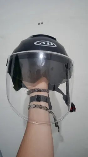 Capacete de ciclismo com viseira