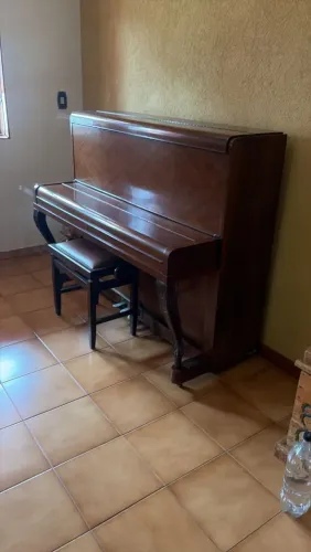 Piano vertical M Schwartzmann