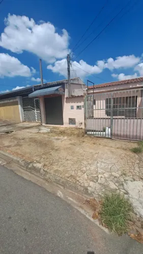 Casa terrea a venda, com ponto comercial na frente + edicula nos fundos.