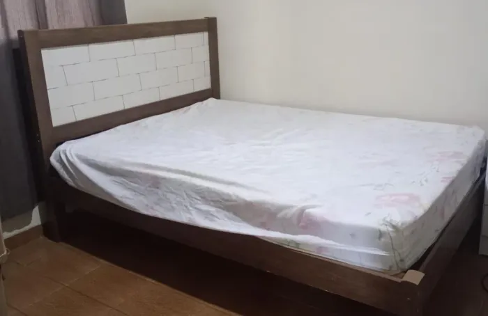 Cama de casal com colchão de molas
