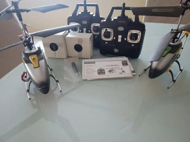 Dois helicópteros de controle remoto usado apenas uma vez