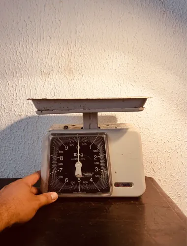Antiga balança de cozinha em metal