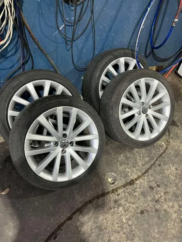 RODA ARO 17 4 FUROS c/PNEUS NOVOS