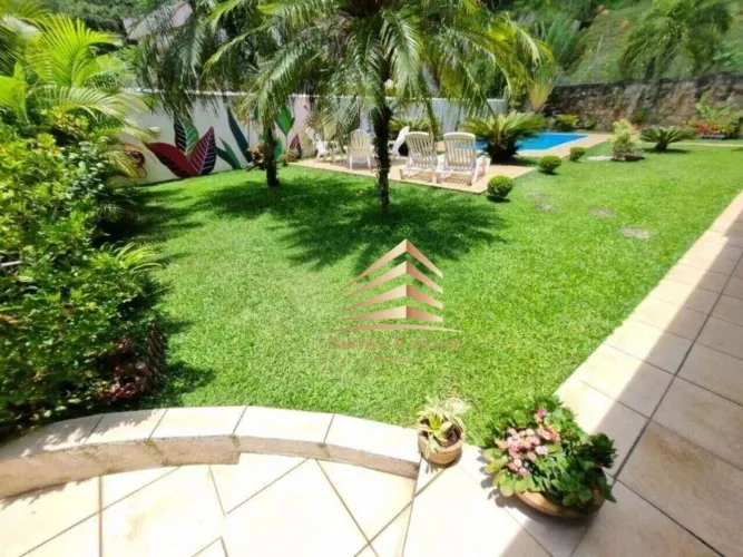 Casa com 3 dormitórios sendo 1 suíte, 6 vagas, piscina, área gourmet à venda, 367 m² por R