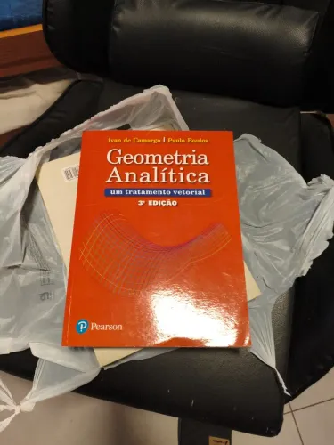 Geometria Analítica, Um Tratamento Vetorial<br>Ivan de Camargo e Paulo Boulos ? 3ª edição