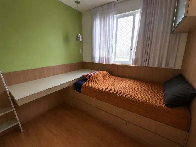 Cama com escrivaninha e gavetas 