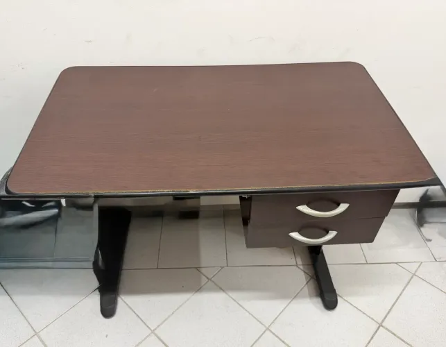 Mesa com gaveta