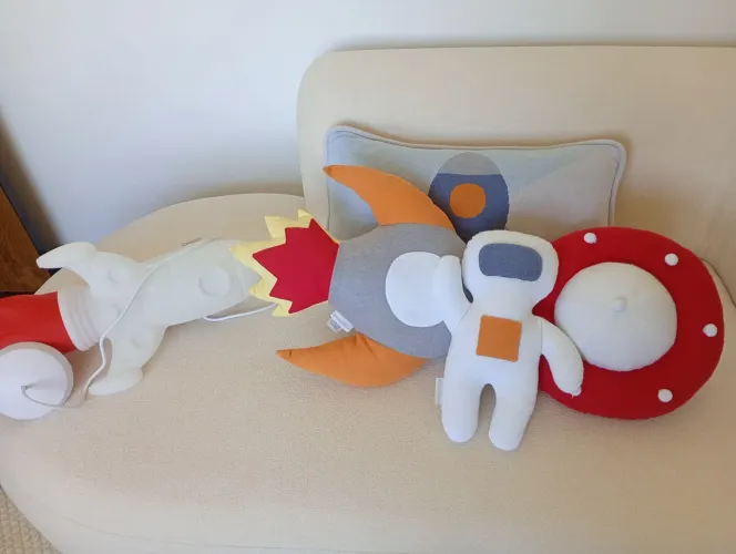 Lindo kit infantil 4 almofadas + lustre foguete